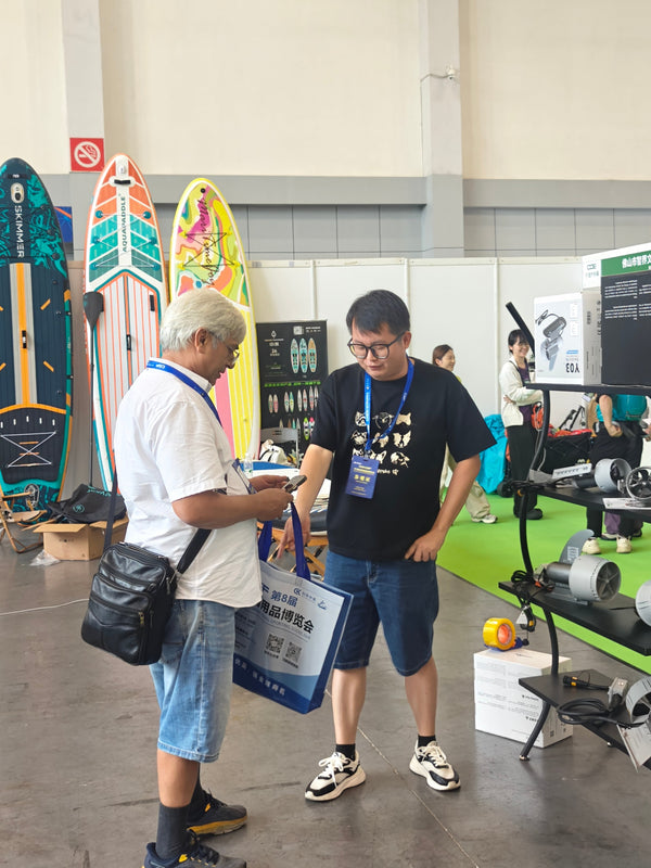 Buyer in discussion with the IFUNGOO team at Ningbo Outdoor Expo 2026